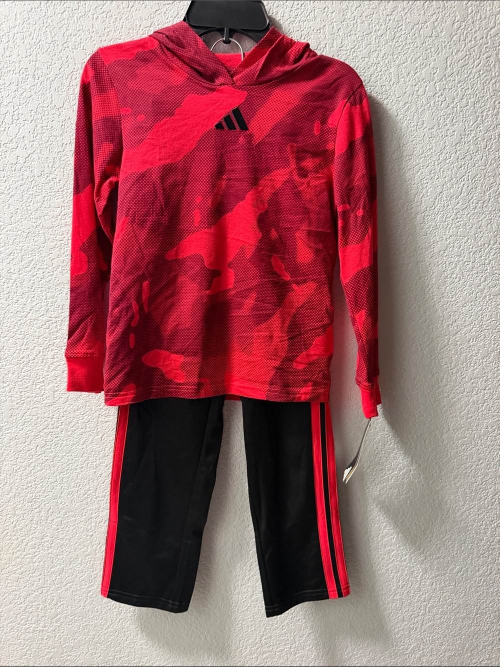 adidas Red Camo Hooded Top with Black Track Pants niño
